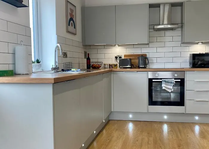 Modern 2 Bed Apartment/Free Parking/Near City/Self-Check In