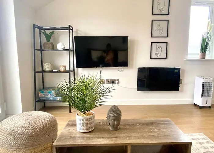 Modern 2 Bed Apartment/Free Parking/Near City/Self-Check In