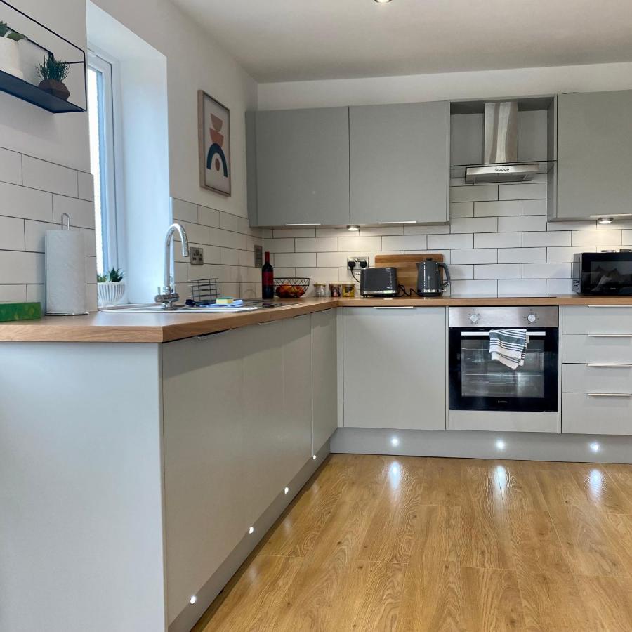 Appartement Modern 2 Bed Apartment/free Parking/near City/self-check In