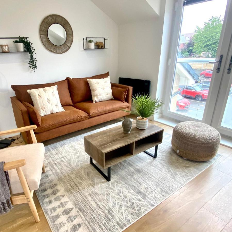 Apartment Modern 2 Bed Apartment/free Parking/near City/self-check In