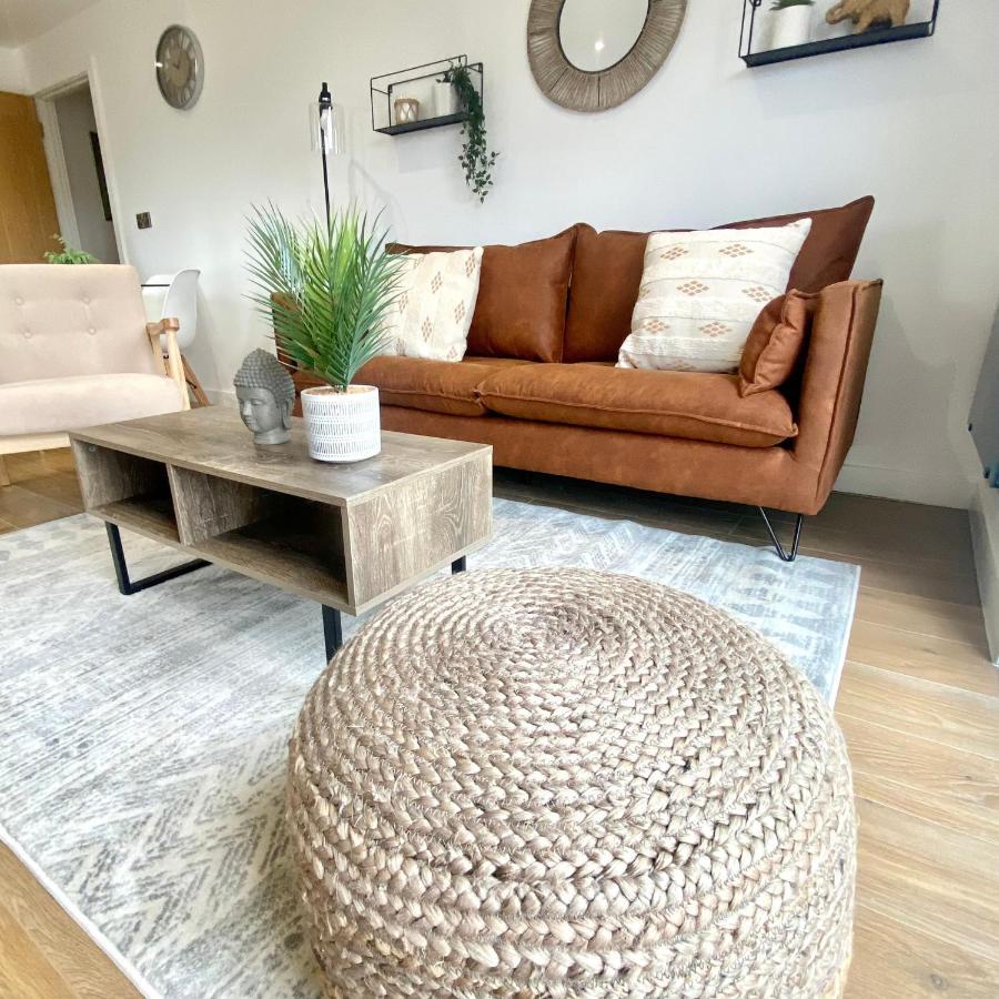 Modern 2 Bed Apartment/free Parking/near City/self-check In Apartment