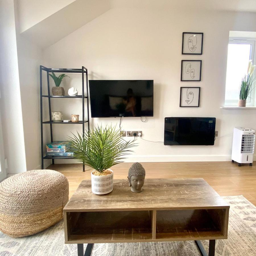 Apartment Modern 2 Bed Apartment/free Parking/near City/self-check In