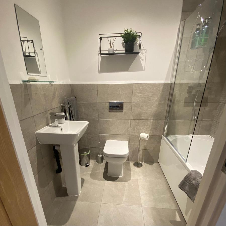 Modern 2 Bed Apartment/free Parking/near City/self-check In *