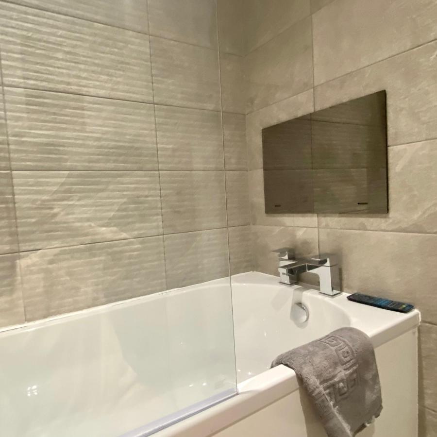 Modern 2 Bed Apartment/free Parking/near City/self-check In Apartment *