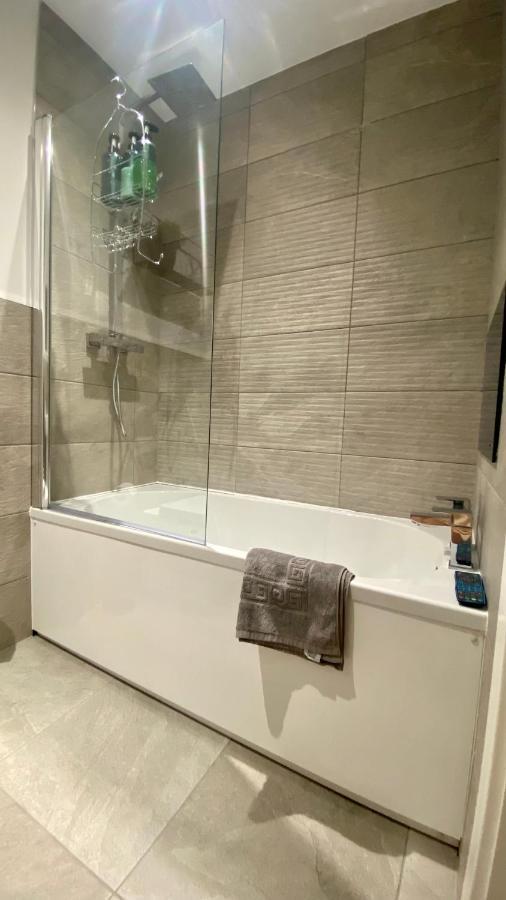 Modern 2 Bed Apartment/free Parking/near City/self-check In Handsworth