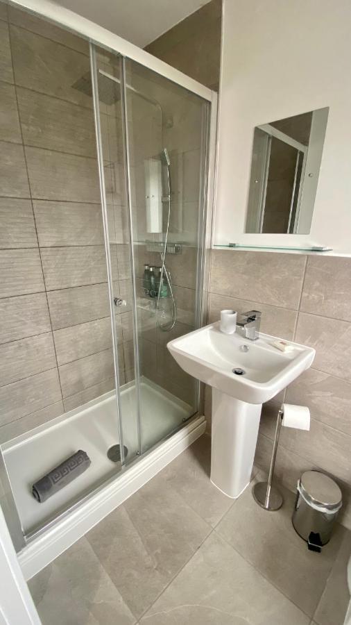 Apartment Modern 2 Bed Apartment/free Parking/near City/self-check In