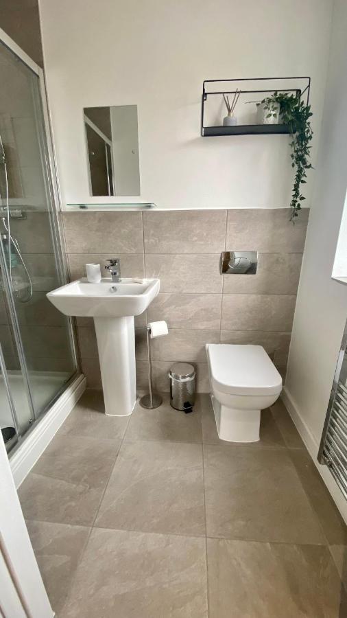 Apartment Modern 2 Bed Apartment/free Parking/near City/self-check In Handsworth