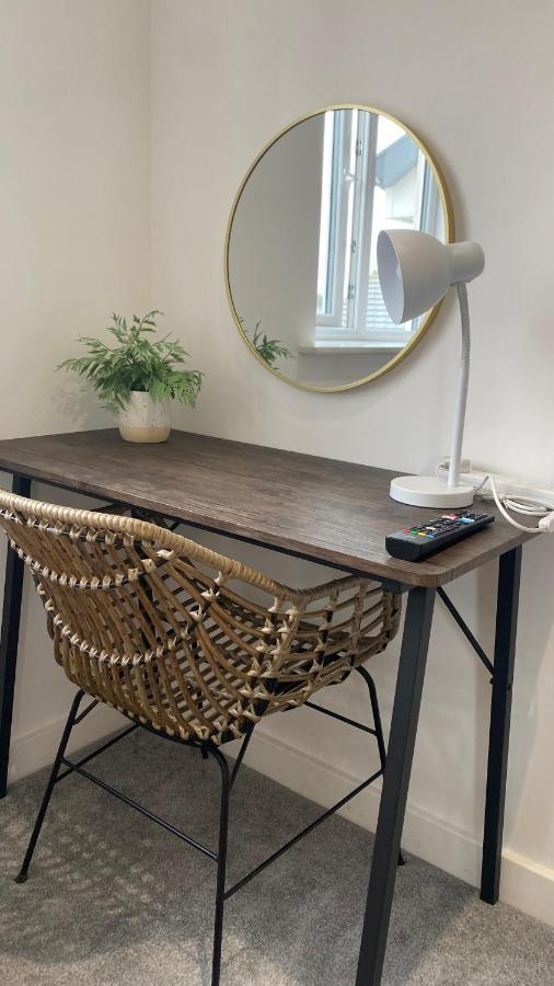 Apartment Modern 2 Bed Apartment/free Parking/near City/self-check In