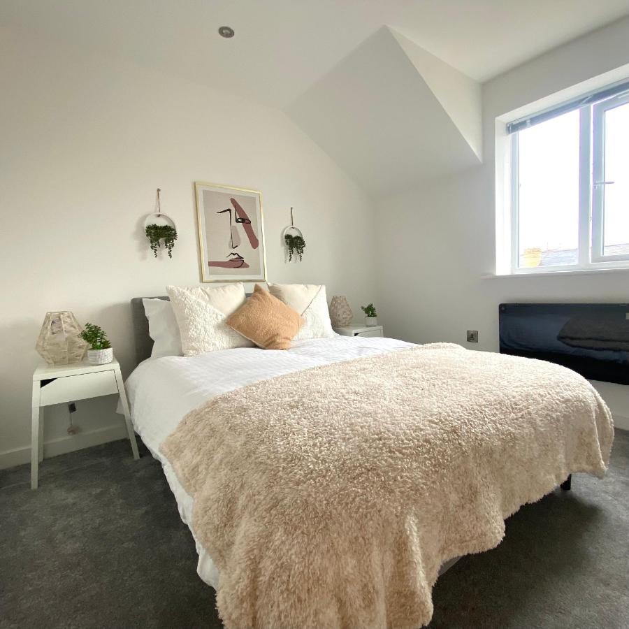 Apartment Modern 2 Bed Apartment/free Parking/near City/self-check In *